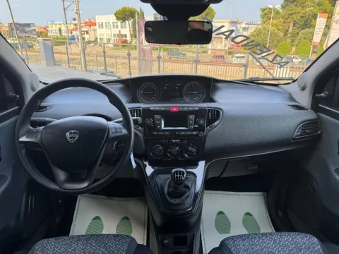 Lancia Ypsilon 1.0 firefly hybrid Silver s&s 70cv - Immagine 5
