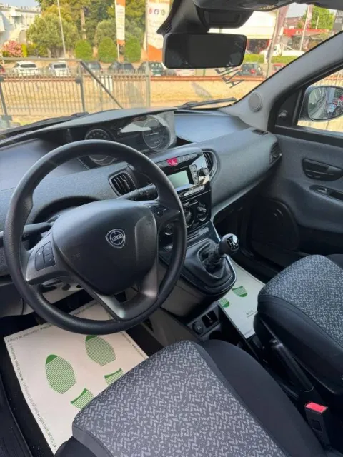 Lancia Ypsilon 1.0 firefly hybrid Silver s&s 70cv - Immagine 6