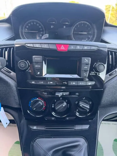 Lancia Ypsilon 1.0 firefly hybrid Silver s&s 70cv - Immagine 7