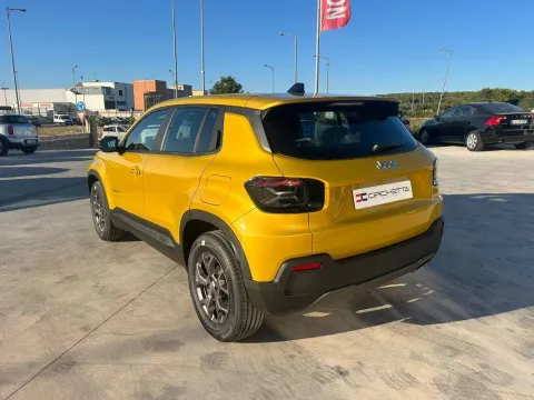 Jeep Avenger 1.2 turbo e-hybrid mhev Longitude fwd 110cv edct6 - Immagine 10