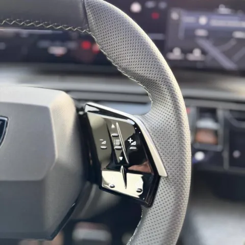 Peugeot 5008 1.2 hybrid GT 145cv e-dcs6 - Immagine 11