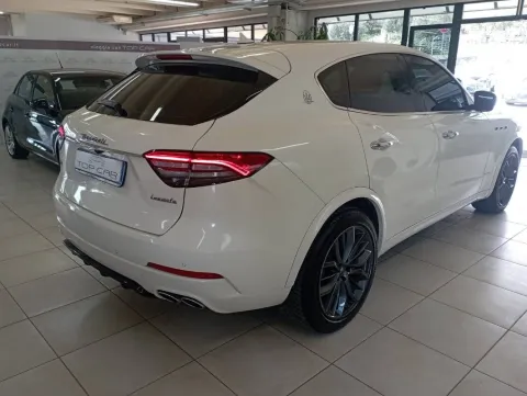 Maserati Levante 3.0 V6 275cv auto - Immagine 4