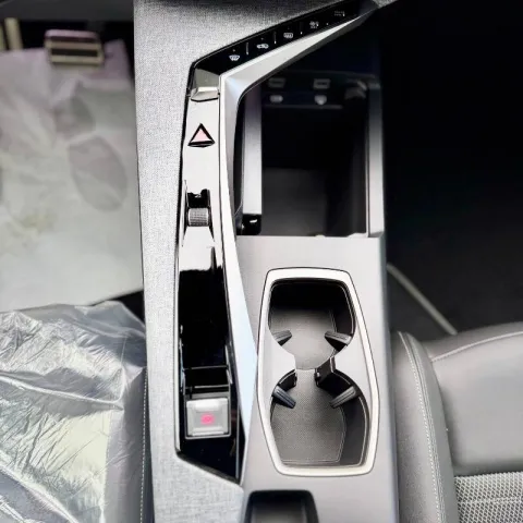Peugeot 3008 1.2 hybrid GT 145cv e-dcs6 - Immagine 13
