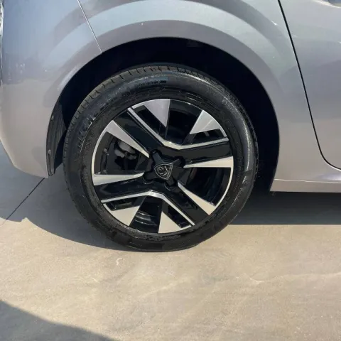 Peugeot 208 1.2 puretech Allure s&s 100cv - Immagine 18