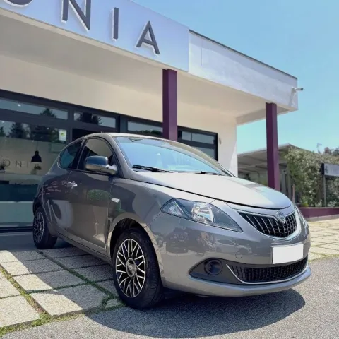 Lancia Ypsilon 1.0 firefly hybrid Gold Plus s&s 70cv - Immagine 1