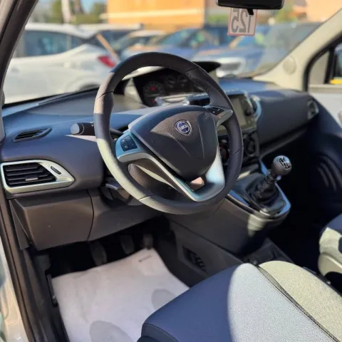 Lancia Ypsilon 1.0 firefly hybrid Gold Plus s&s 70cv - Immagine 7