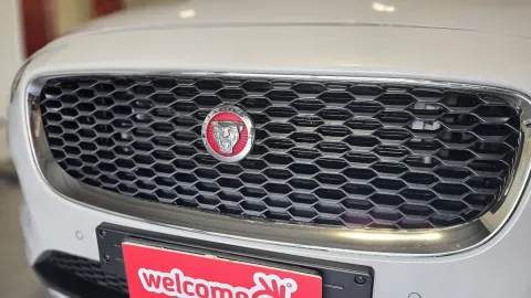 Jaguar E-Pace 2.0d i4 R-Dynamic awd 180cv auto - Immagine 8