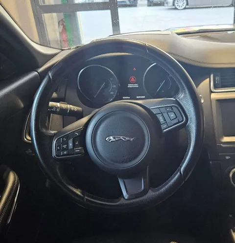 Jaguar E-Pace 2.0d i4 R-Dynamic awd 180cv auto - Immagine 12