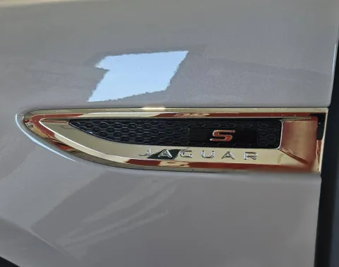 Jaguar E-Pace 2.0d i4 R-Dynamic awd 180cv auto - Immagine 27
