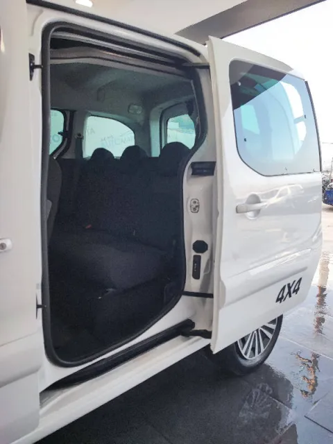 Peugeot Partner Tepee 1.6 bluehdi (extreme) Active traction control Plus 4x4 100cv - Immagine 17