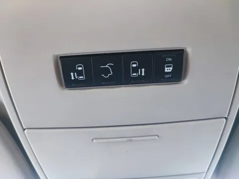 Lancia Voyager 2.8L Platinum 163cv auto - Immagine 18