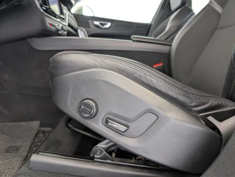 Volvo XC60 2.0 b4 Momentum Pro awd auto - Immagine 17
