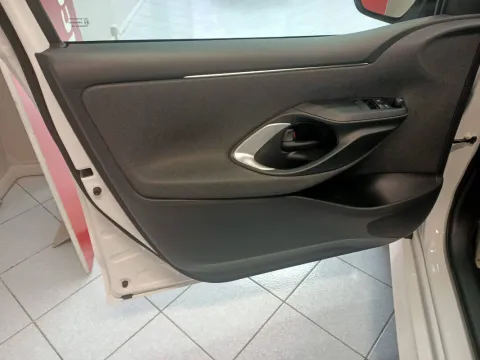 Toyota Yaris 1.5h Active - Immagine 9