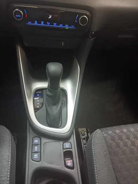 Toyota Yaris 1.5h Active - Immagine 20