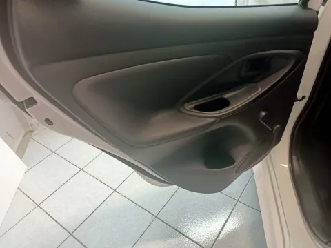 Toyota Yaris 1.5h Active - Immagine 22