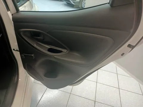 Toyota Yaris 1.5h Active - Immagine 24