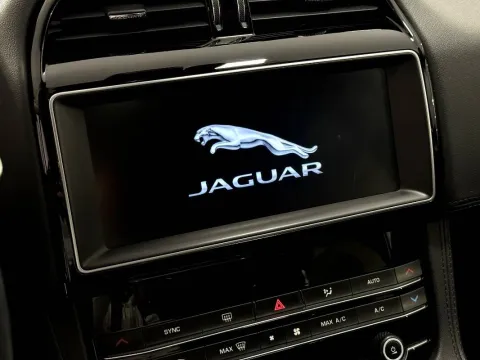 Jaguar F-Pace 2.0d i4 Prestige awd 180cv auto my20 - Immagine 19