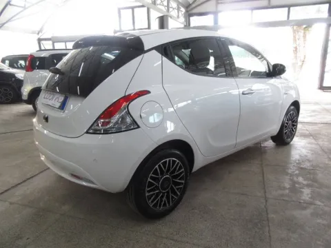 Lancia Ypsilon 1.0 firefly hybrid Platino s&s 70cv - Immagine 8