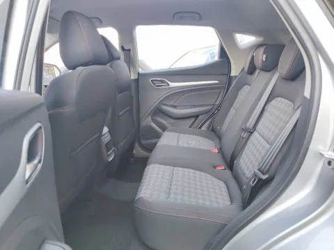 Jaguar F-Pace 2.0d i4 mhev R-Dynamic SE awd 204cv auto - Immagine 9