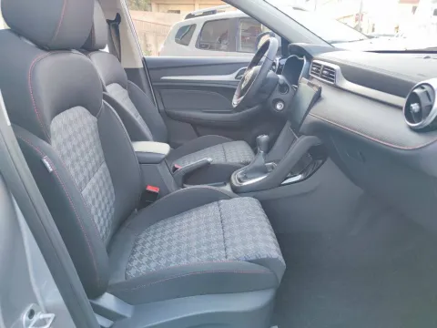 Jaguar F-Pace 2.0d i4 mhev R-Dynamic SE awd 204cv auto - Immagine 10