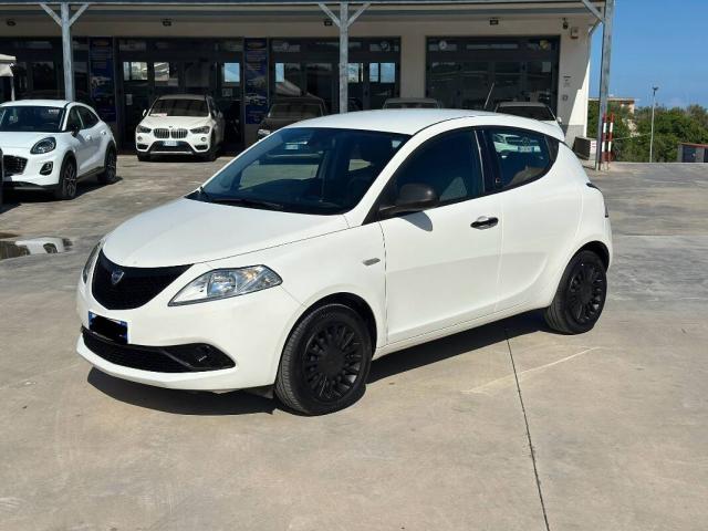 Lancia Ypsilon 1.0 firefly hybrid Silver s&s 70cv - Immagine 7