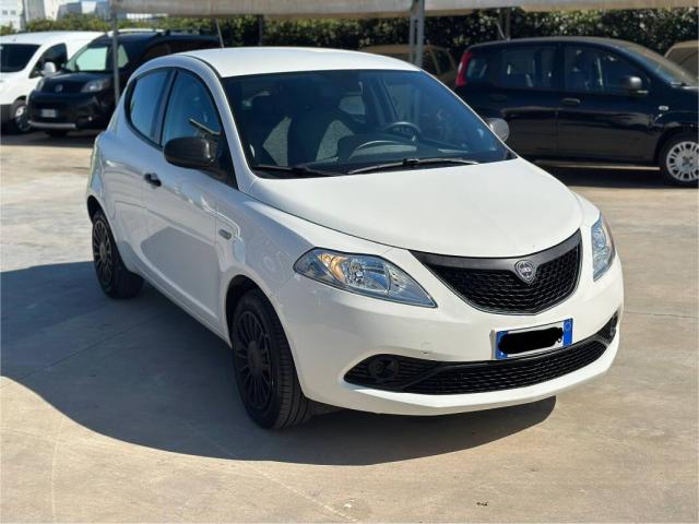 Lancia Ypsilon 1.0 firefly hybrid Silver s&s 70cv - Immagine 2