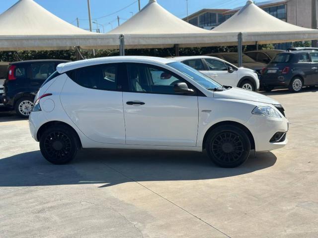 Lancia Ypsilon 1.0 firefly hybrid Silver s&s 70cv - Immagine 8