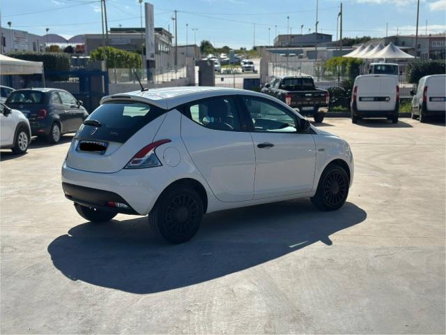 Lancia Ypsilon 1.0 firefly hybrid Silver s&s 70cv - Immagine 5