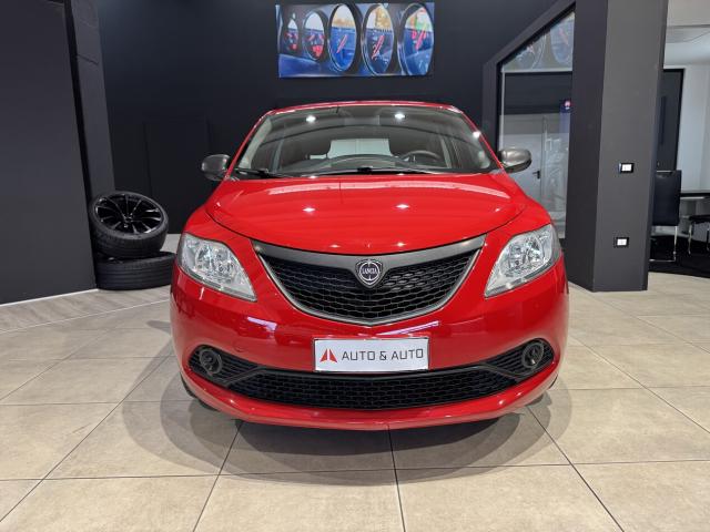 Lancia Ypsilon 1.0 firefly hybrid Silver s&s 70cv - Immagine 2