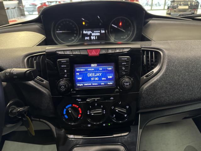 Lancia Ypsilon 1.0 firefly hybrid Silver s&s 70cv - Immagine 5