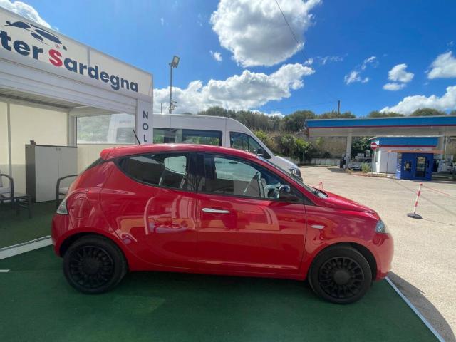 Lancia Ypsilon III 1.0 firefly hybrid Silver s&s 70cv - Immagine 2