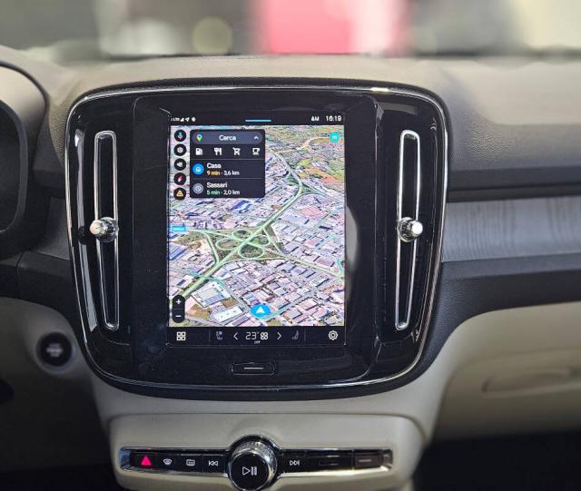 Volvo XC40 2.0 b3 Ultra Dark auto - Immagine 18
