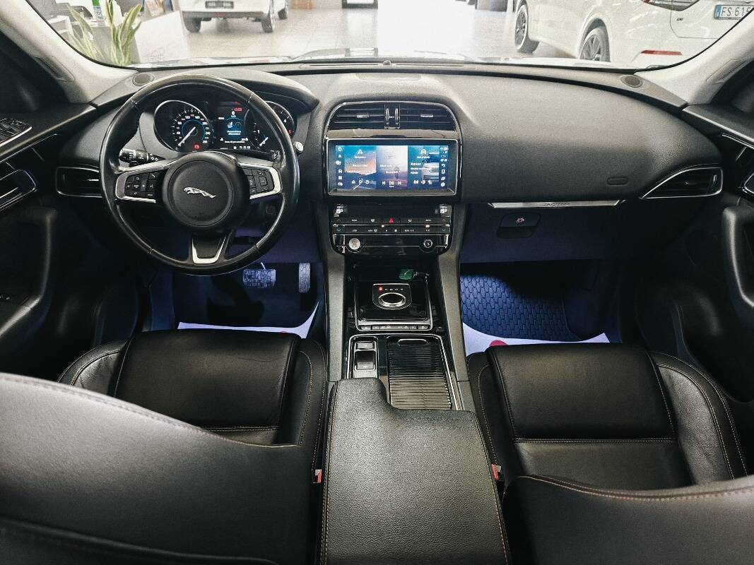 Jaguar F-Pace 2.0d i4 Portfolio awd 180cv my18 - Immagine 5