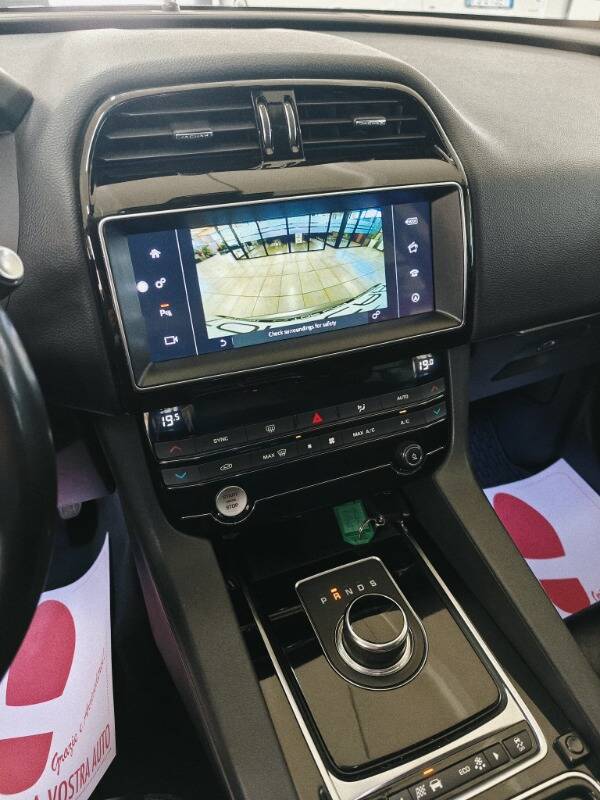 Jaguar F-Pace 2.0d i4 Portfolio awd 180cv my18 - Immagine 8